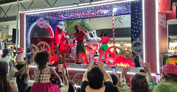 Caravana Coca-Cola passando pelas ruas do Méier