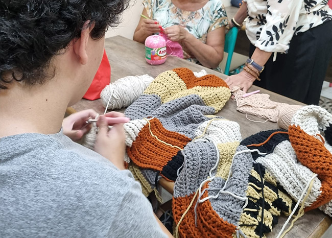 Alunos fazendo crochê
