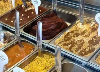Geladeira com gelatos da loja D'tutti no Méier