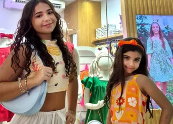 Meninas vestindo roupa da loja Lolozita em frente à loja