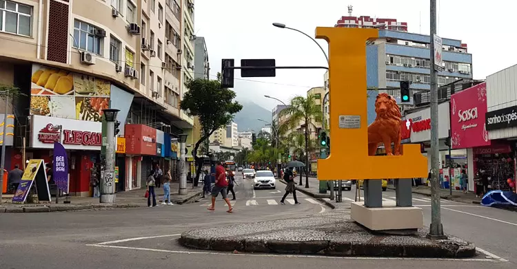 Leão do Méier e rua Dias da Cruz em destaque