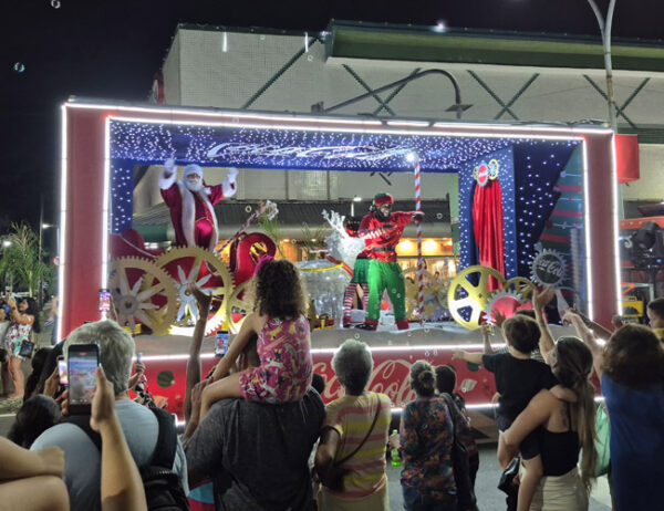 Pessoas assistindo à passagem da Caravana Coca-Cola no Méier