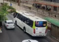 Ônibus ao lado da linha do trem no Méier