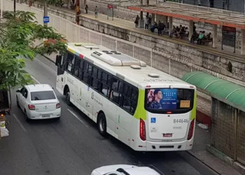 Ônibus ao lado da linha do trem no Méier