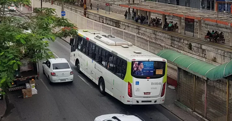 Ônibus ao lado da linha do trem no Méier