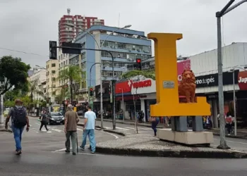 Dias da Cruz com lojas fechadas