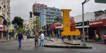 Dias da Cruz com lojas fechadas