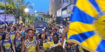 Bloco Embalo do Engenho Novo desfilando na Rua Dias da Cruz