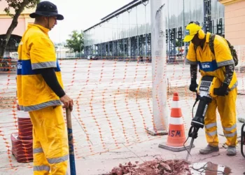 Operários trabalhando no entorno do Engenhão