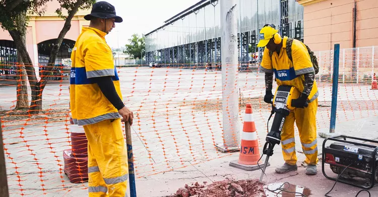 Operários trabalhando no entorno do Engenhão