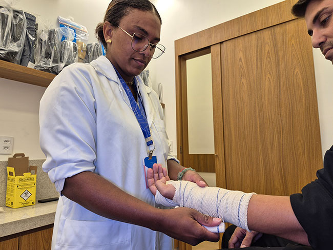 paciente de ortopedia sendo atendido na CREB no Méier
