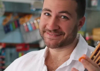 Cantor de samba Leo Russo