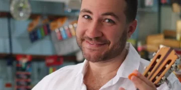 Cantor de samba Leo Russo