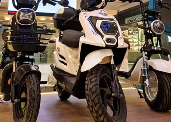 Scooters elétricas expostas no NorteShopping