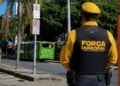 Imagem ilustrativa de um guarda da força municipal de costas no Méier