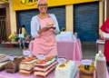 Festival de Fatias com dona da Flandins Cake segurando uma torta