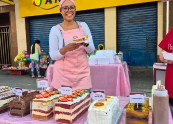 Festival de Fatias com dona da Flandins Cake segurando uma torta