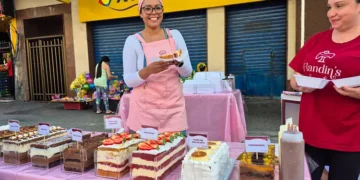 Festival de Fatias com dona da Flandins Cake segurando uma torta