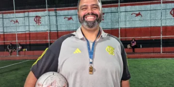 Professor de futebol da Escola Flamengo no Engenho de Dentro