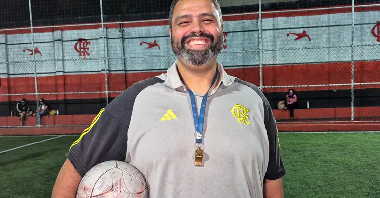 Professor de futebol da Escola Flamengo no Engenho de Dentro
