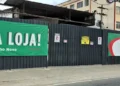 Tapume com faixa escrito "Nova Loja" e "Supermarket" no Engenho Novo