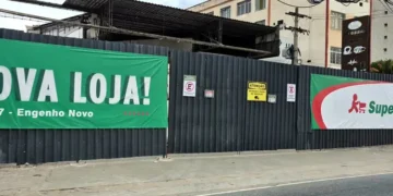 Tapume com faixa escrito "Nova Loja" e "Supermarket" no Engenho Novo