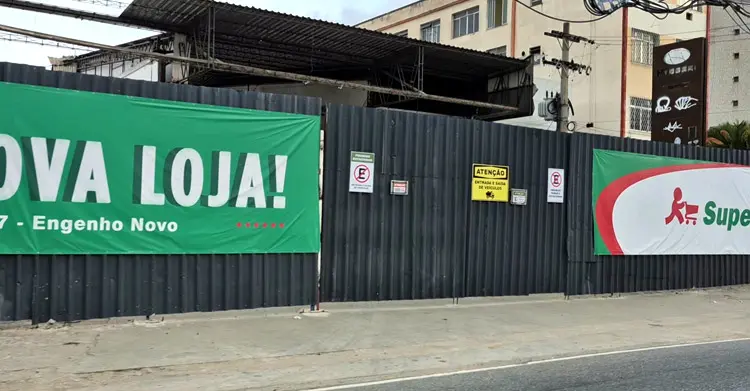 Tapume com faixa escrito "Nova Loja" e "Supermarket" no Engenho Novo