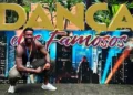 Adalberto Shock à frente do letreiro da Dança dos Famosos