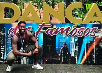 Adalberto Shock à frente do letreiro da Dança dos Famosos