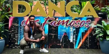 Adalberto Shock à frente do letreiro da Dança dos Famosos
