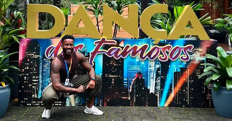 Adalberto Shock à frente do letreiro da Dança dos Famosos