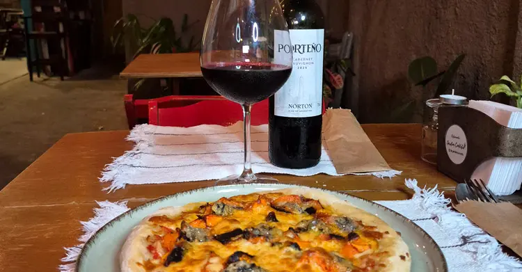 Pizza e vinha na padaria Jardim Convida no Méier