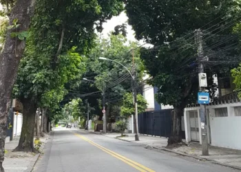 Rua Magalhães Couto no Méier com árvores na calçada