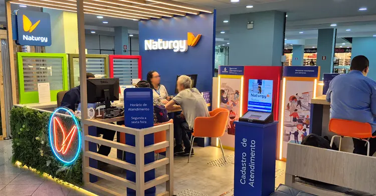Quiosque da Naturgy em funcionamento no Shopping do Méier