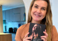 Silvana Ramiro segurando seu livro