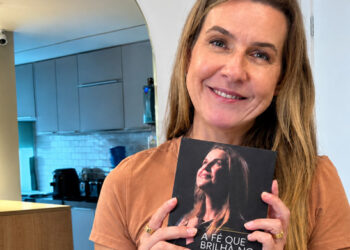 Silvana Ramiro segurando seu livro