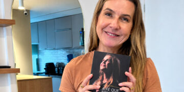 Silvana Ramiro segurando seu livro