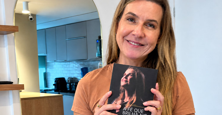 Silvana Ramiro segurando seu livro